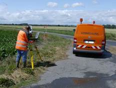 Vermesser am Tachimeter