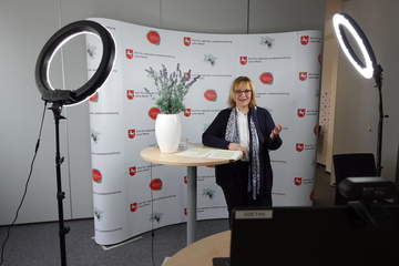 Im Studio: Landesbeauftragte Dinah Stollwerck-Bauer leitete durch die virtuelle Auftaktveranstaltung