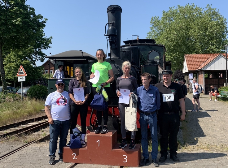 Dr. Frank Heidrich (links) bei der Siegerehrung der Damen.