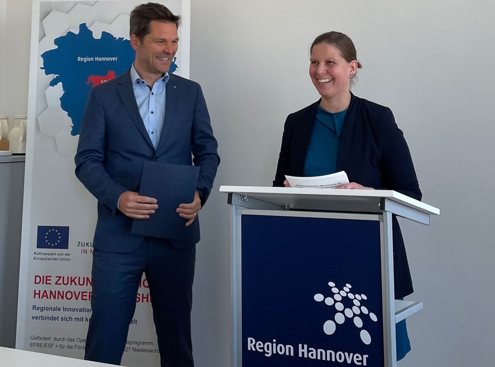 Steffen Krach und Ministerin Wiebke Osigus