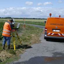Vermesser am Tachimeter